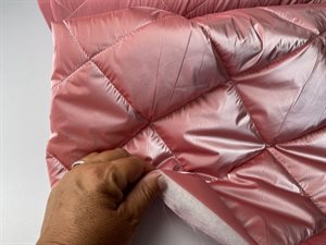 Fastvævet quiltet stof - cool rosa metallic, restestykke på 180 cm